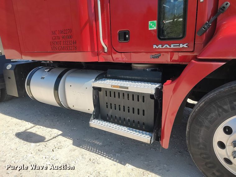 image for item DQ0491 2016 Mack CXU613  semi truck