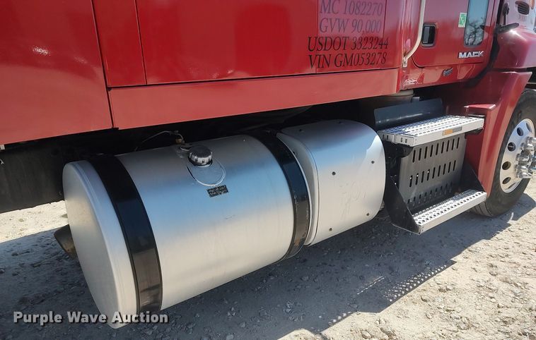 image for item DQ0491 2016 Mack CXU613  semi truck