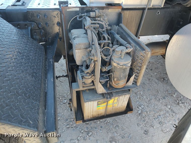 image for item DQ0491 2016 Mack CXU613  semi truck