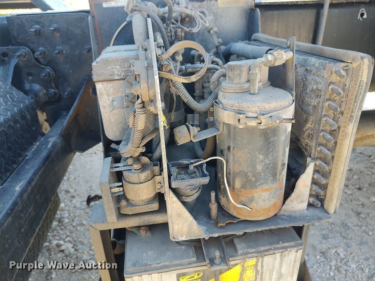 image for item DQ0491 2016 Mack CXU613  semi truck