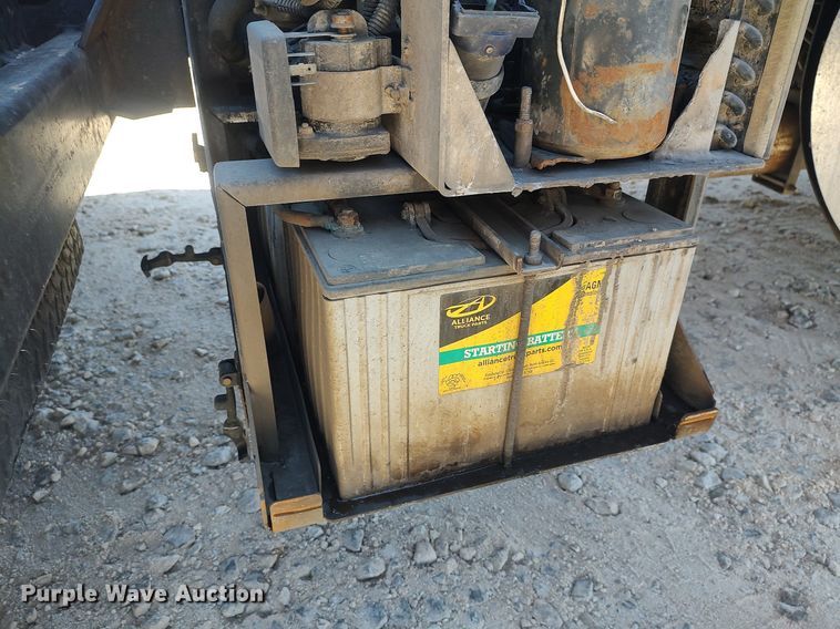 image for item DQ0491 2016 Mack CXU613  semi truck