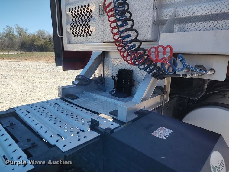 image for item DQ0491 2016 Mack CXU613  semi truck