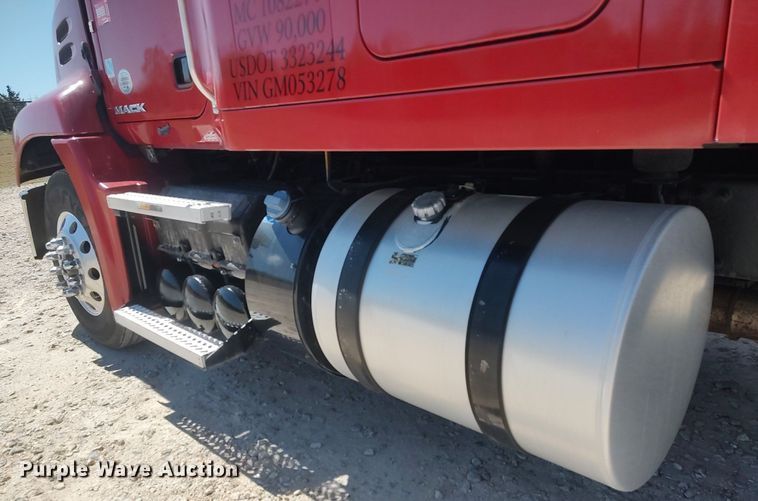 image for item DQ0491 2016 Mack CXU613  semi truck