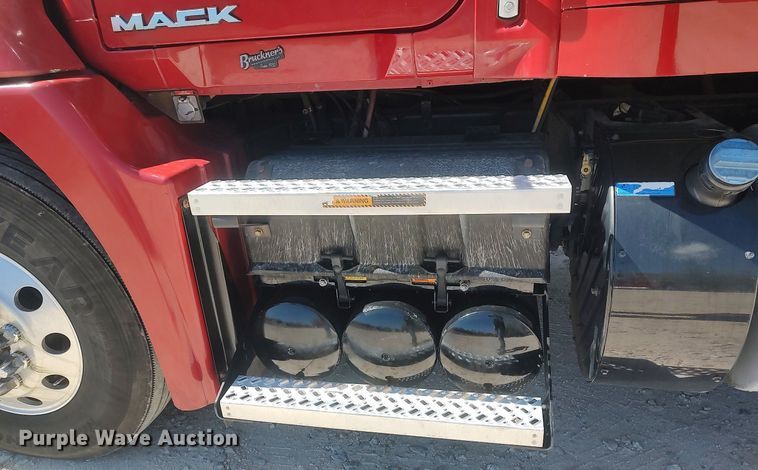 image for item DQ0491 2016 Mack CXU613  semi truck