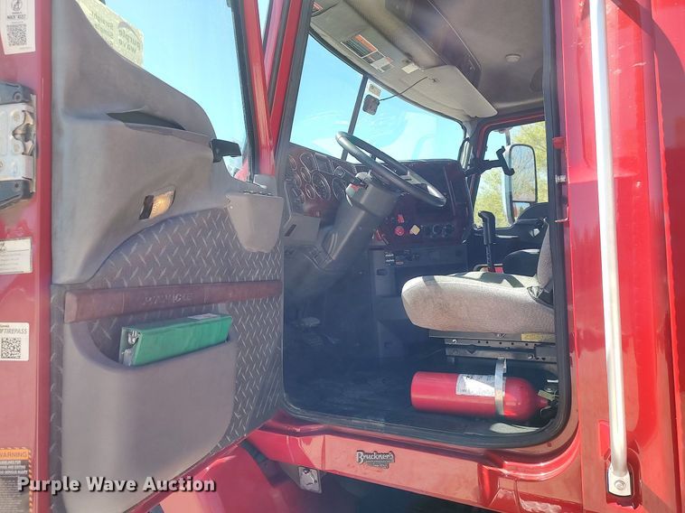 image for item DQ0491 2016 Mack CXU613  semi truck