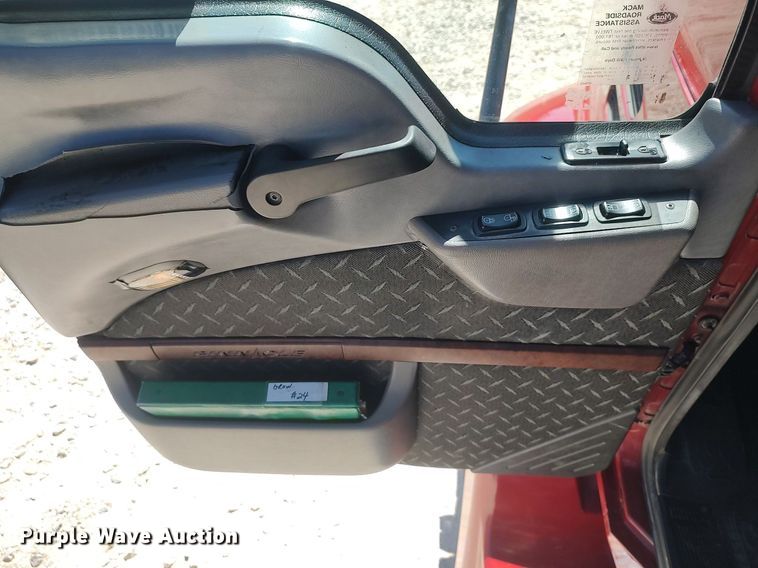 image for item DQ0491 2016 Mack CXU613  semi truck