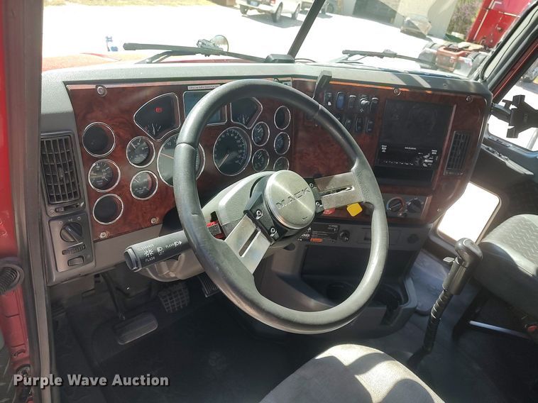 image for item DQ0491 2016 Mack CXU613  semi truck