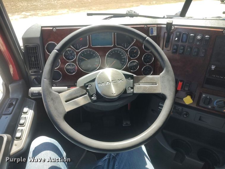 image for item DQ0491 2016 Mack CXU613  semi truck