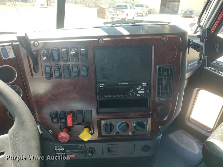 image for item DQ0491 2016 Mack CXU613  semi truck