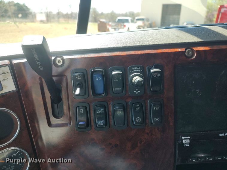 image for item DQ0491 2016 Mack CXU613  semi truck