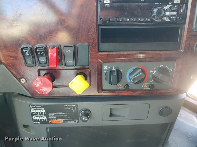 image for item DQ0491 2016 Mack CXU613  semi truck