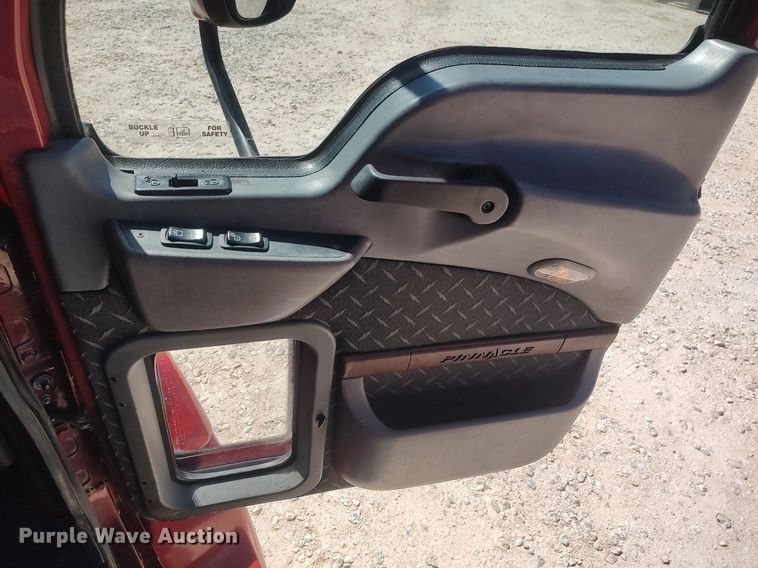 image for item DQ0491 2016 Mack CXU613  semi truck