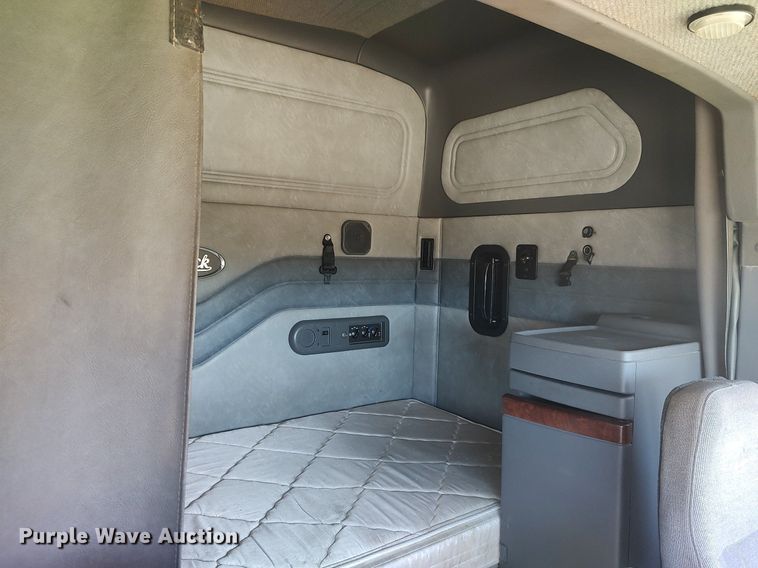 image for item DQ0491 2016 Mack CXU613  semi truck