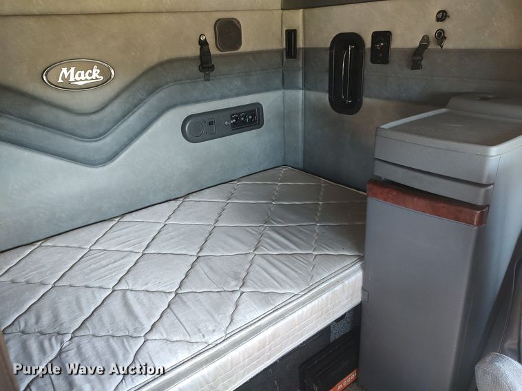 image for item DQ0491 2016 Mack CXU613  semi truck