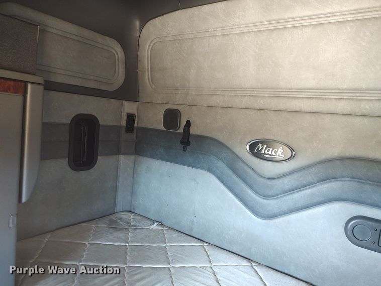 image for item DQ0491 2016 Mack CXU613  semi truck