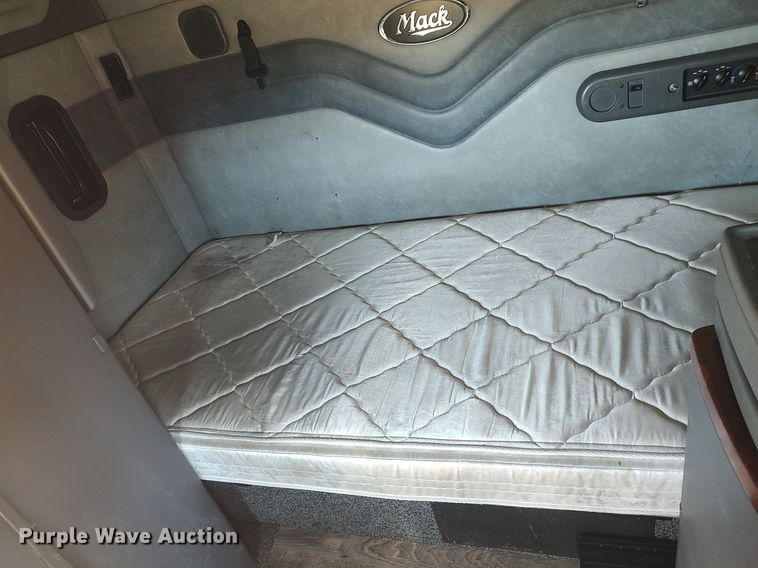 image for item DQ0491 2016 Mack CXU613  semi truck