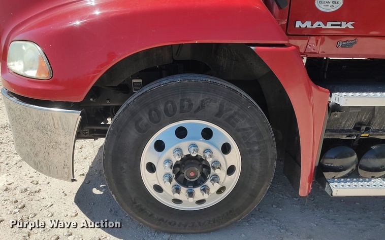 image for item DQ0491 2016 Mack CXU613  semi truck