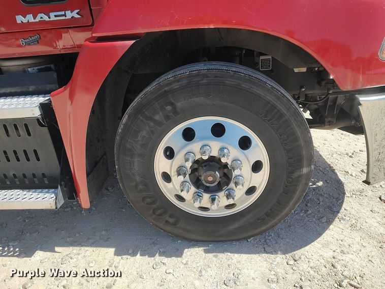 image for item DQ0491 2016 Mack CXU613  semi truck