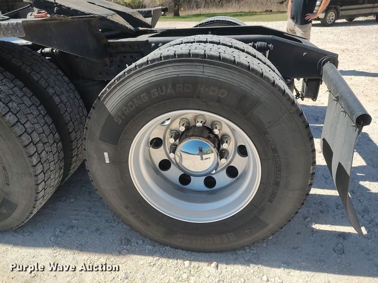 image for item DQ0491 2016 Mack CXU613  semi truck