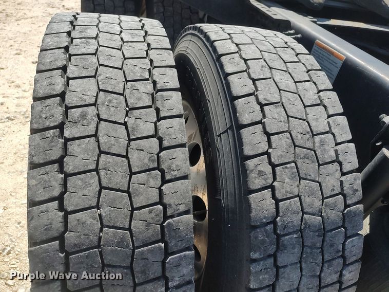 image for item DQ0491 2016 Mack CXU613  semi truck