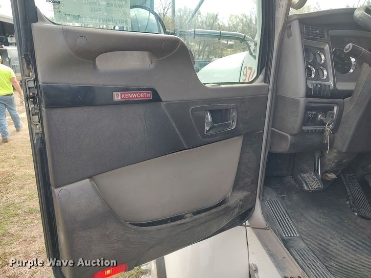 image for item DQ0500 2010 Kenworth T470  winch truck