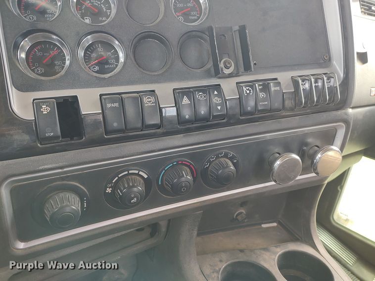 image for item DQ0500 2010 Kenworth T470  winch truck