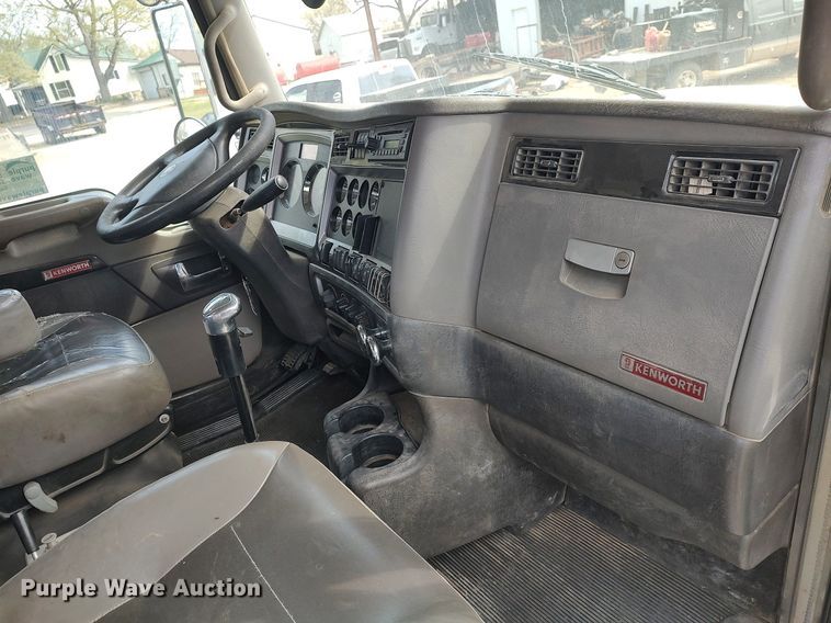 image for item DQ0500 2010 Kenworth T470  winch truck