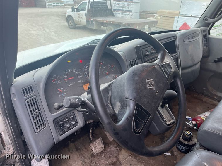 image for item DQ4093 2007 International 4300  box truck