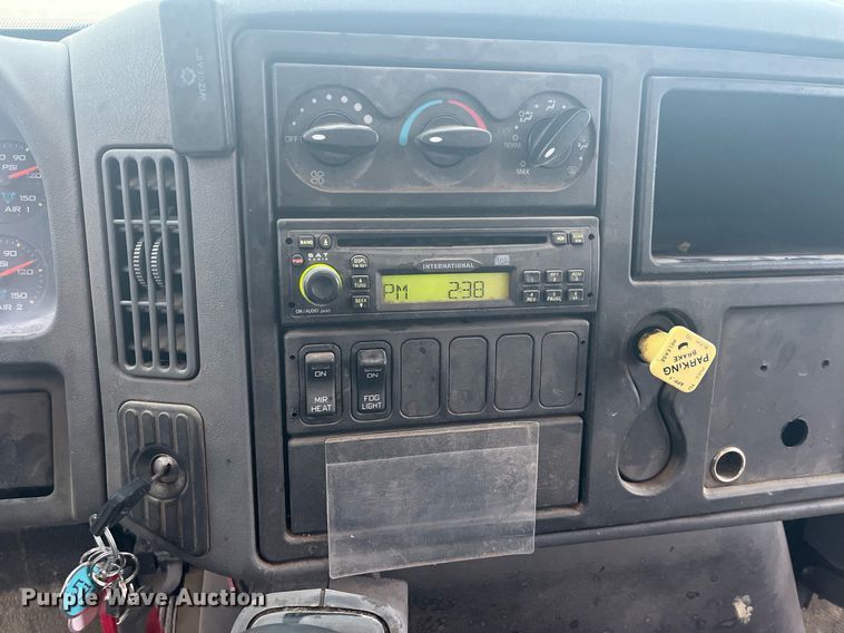 image for item DQ4093 2007 International 4300  box truck