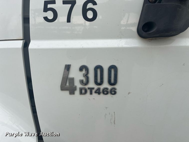 image for item DQ4093 2007 International 4300  box truck