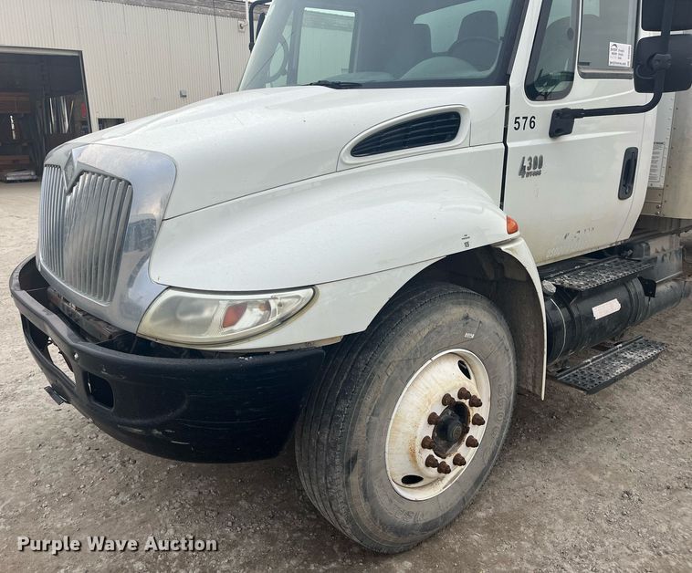 image for item DQ4093 2007 International 4300  box truck