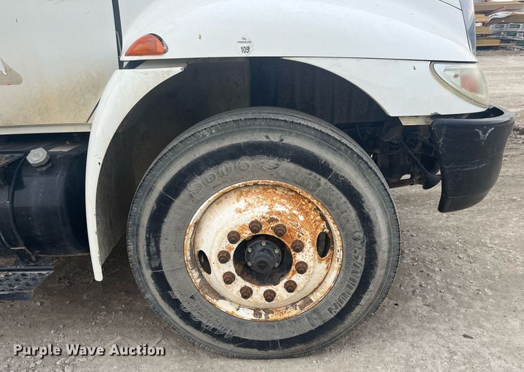 image for item DQ4093 2007 International 4300  box truck