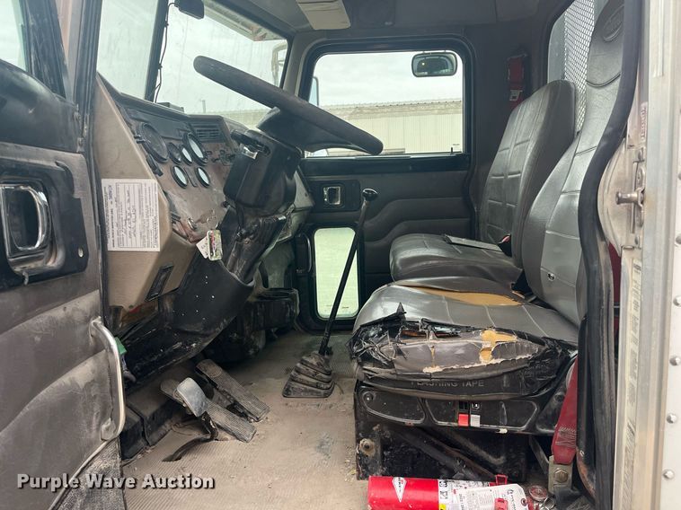 image for item DQ4094 2008 Peterbilt 335  dump flatbed truck