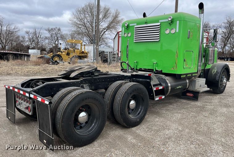 image for item DQ4105 2000 Peterbilt 379  semi truck