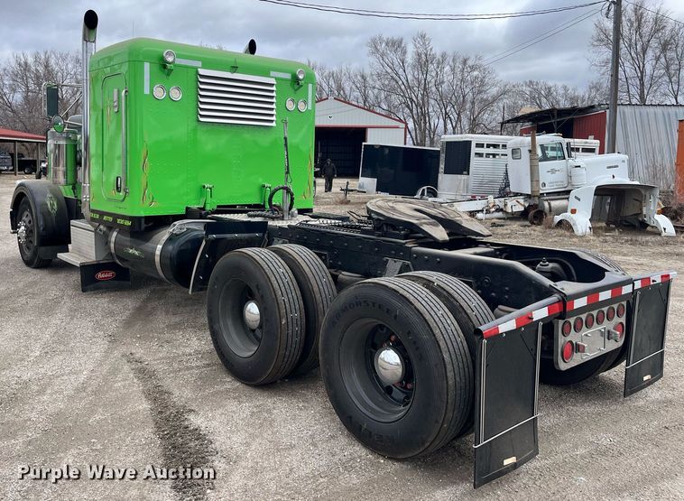 image for item DQ4105 2000 Peterbilt 379  semi truck