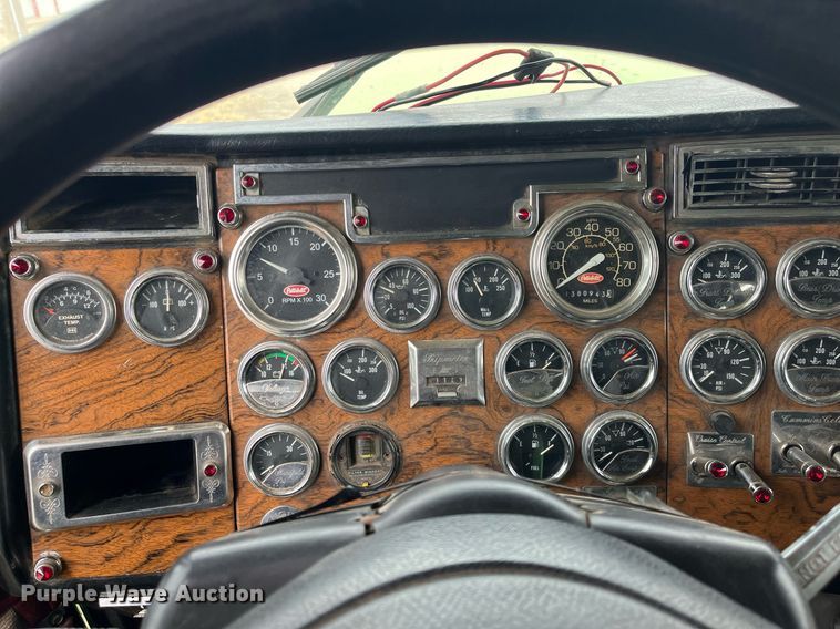 image for item DQ4105 2000 Peterbilt 379  semi truck