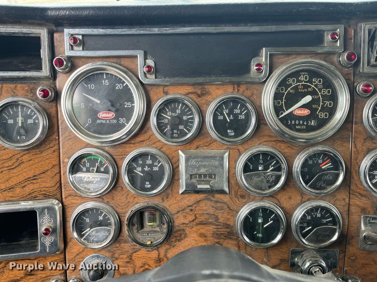 image for item DQ4105 2000 Peterbilt 379  semi truck