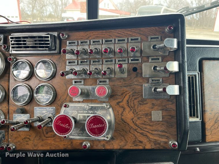 image for item DQ4105 2000 Peterbilt 379  semi truck