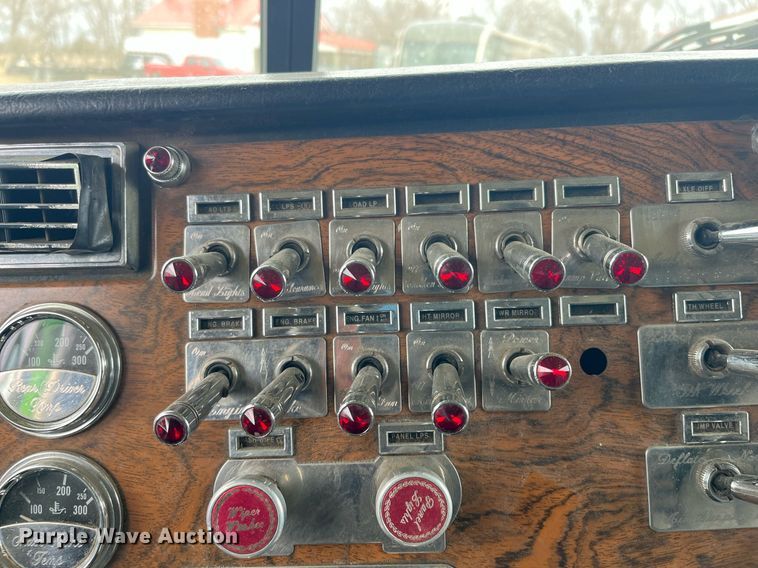 image for item DQ4105 2000 Peterbilt 379  semi truck