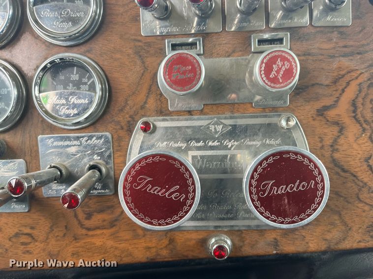 image for item DQ4105 2000 Peterbilt 379  semi truck