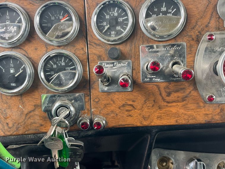 image for item DQ4105 2000 Peterbilt 379  semi truck