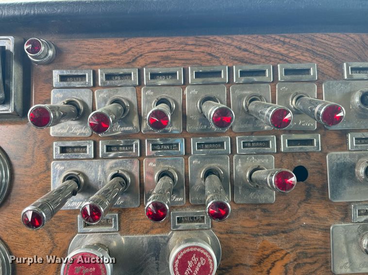 image for item DQ4105 2000 Peterbilt 379  semi truck