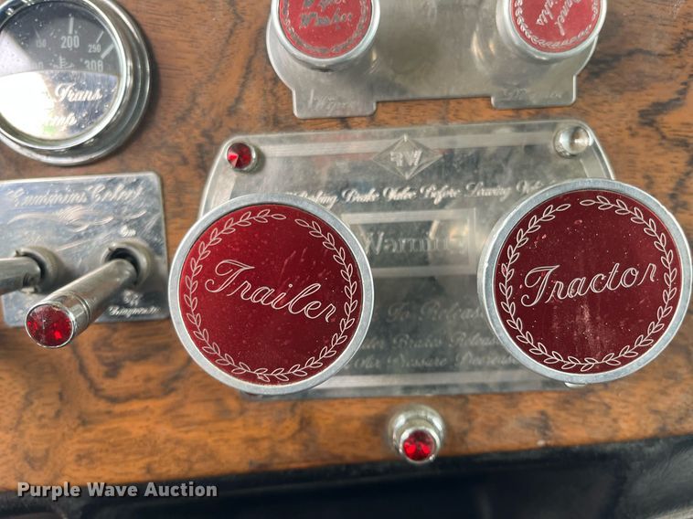 image for item DQ4105 2000 Peterbilt 379  semi truck