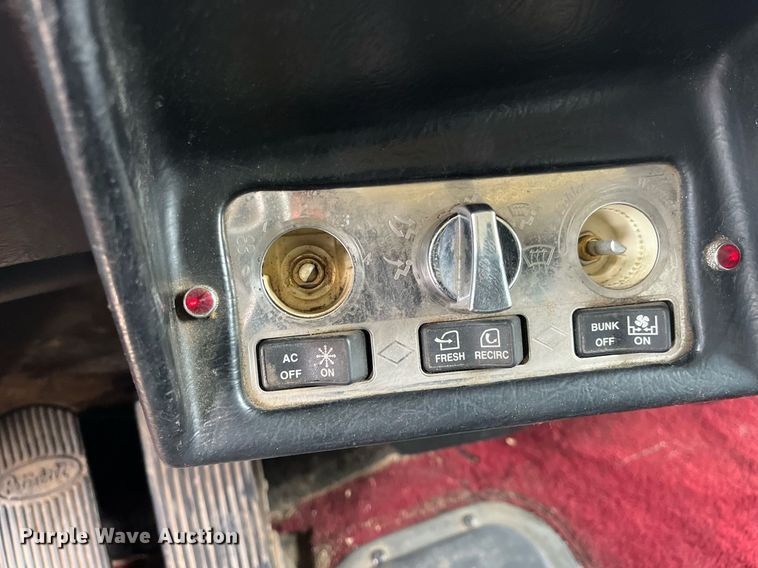 image for item DQ4105 2000 Peterbilt 379  semi truck