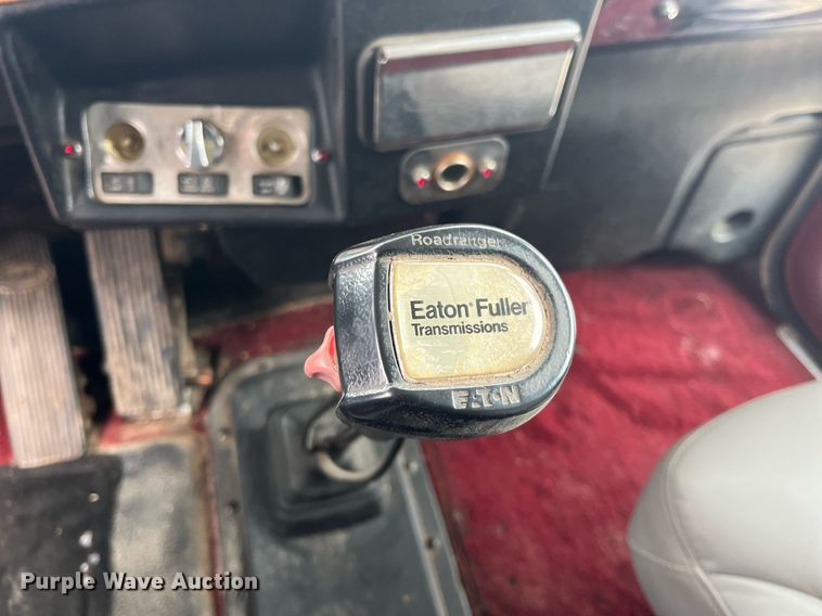 image for item DQ4105 2000 Peterbilt 379  semi truck