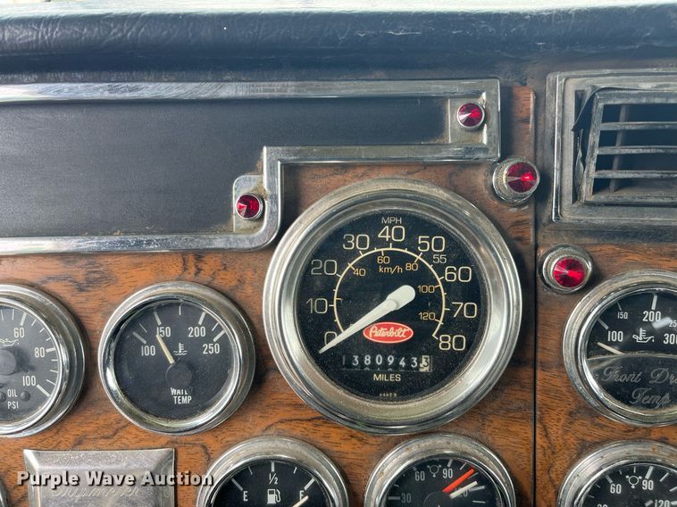 image for item DQ4105 2000 Peterbilt 379  semi truck