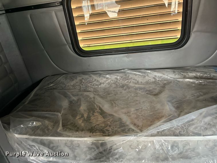 image for item DQ4105 2000 Peterbilt 379  semi truck