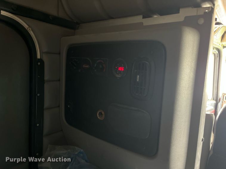 image for item DQ4105 2000 Peterbilt 379  semi truck