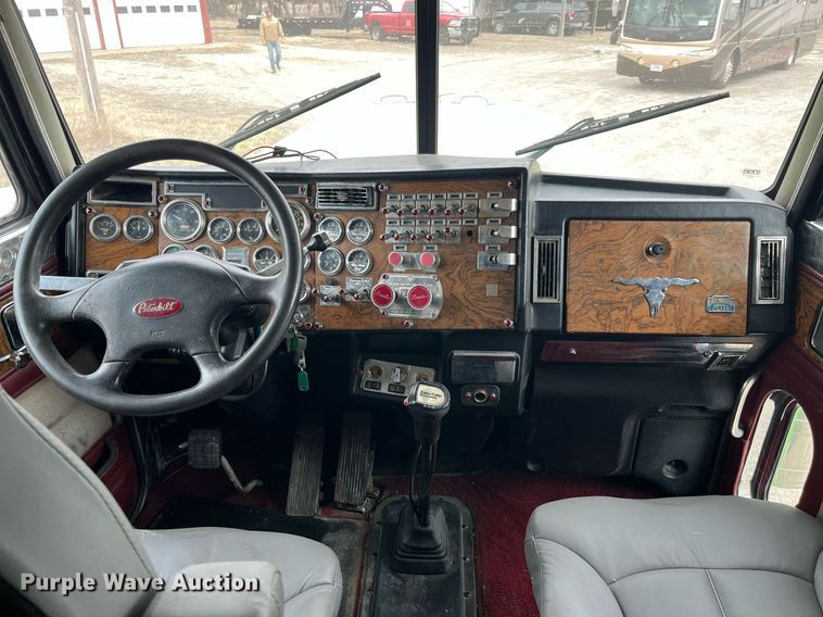 image for item DQ4105 2000 Peterbilt 379  semi truck