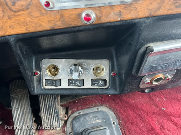 image for item DQ4105 2000 Peterbilt 379  semi truck